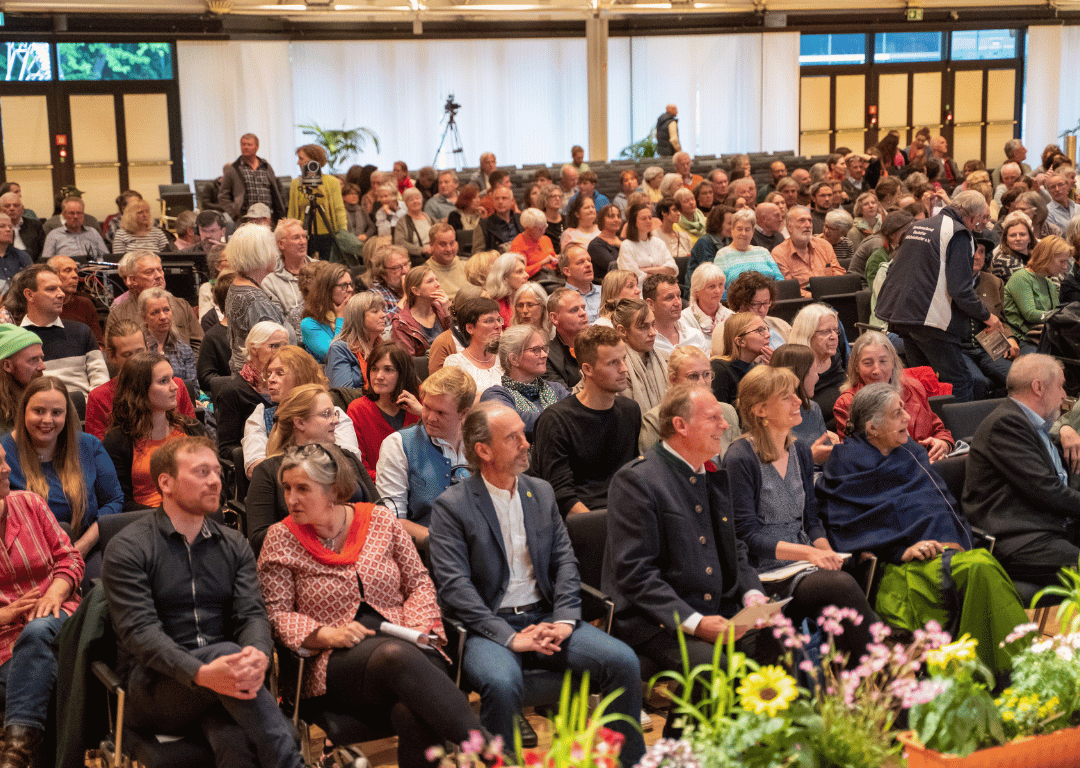 Besucher im KuKo Rosenheim bei Vandana Shiva